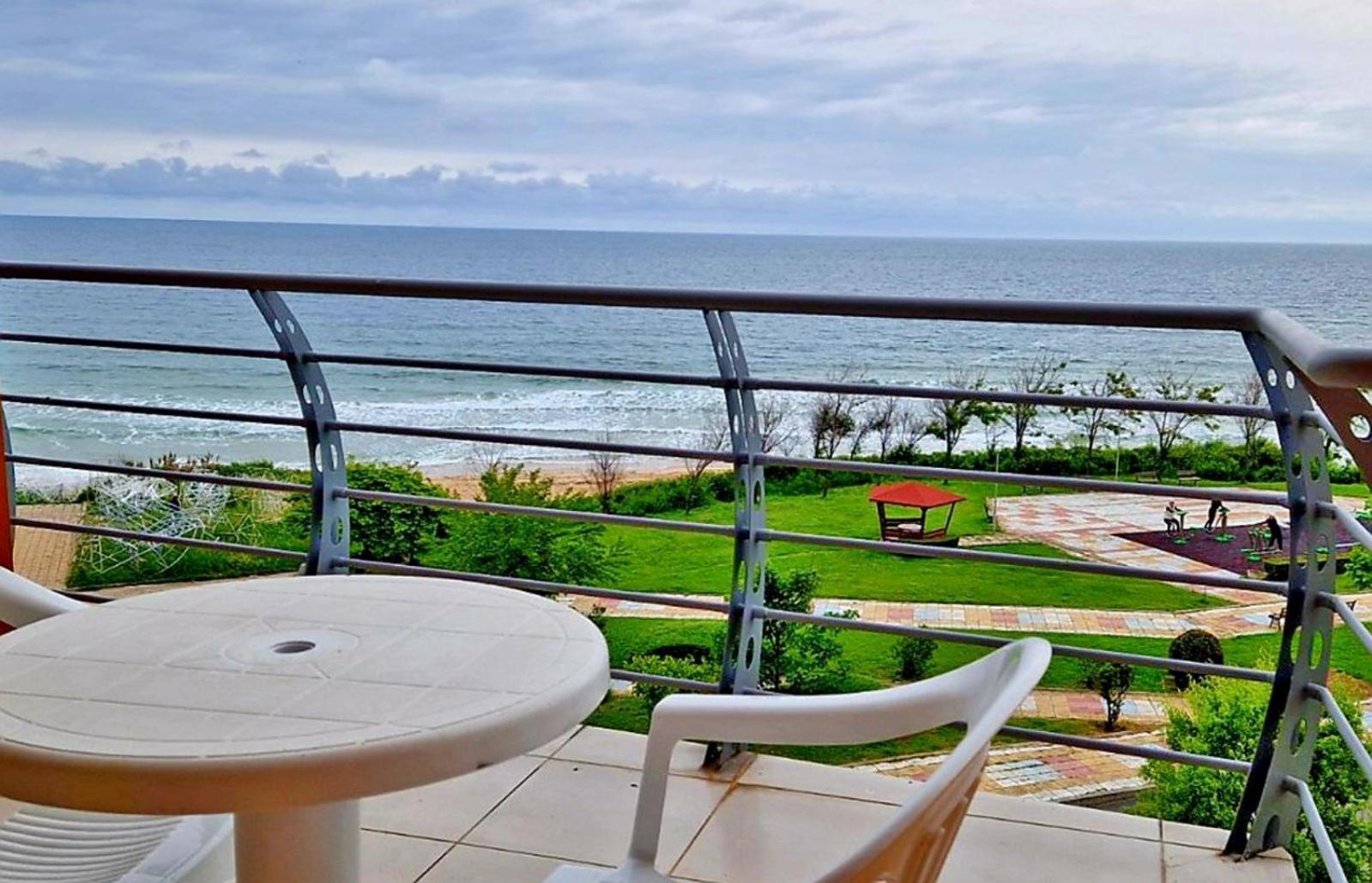 Амон Ра Hotell Primorsko Exteriör bild